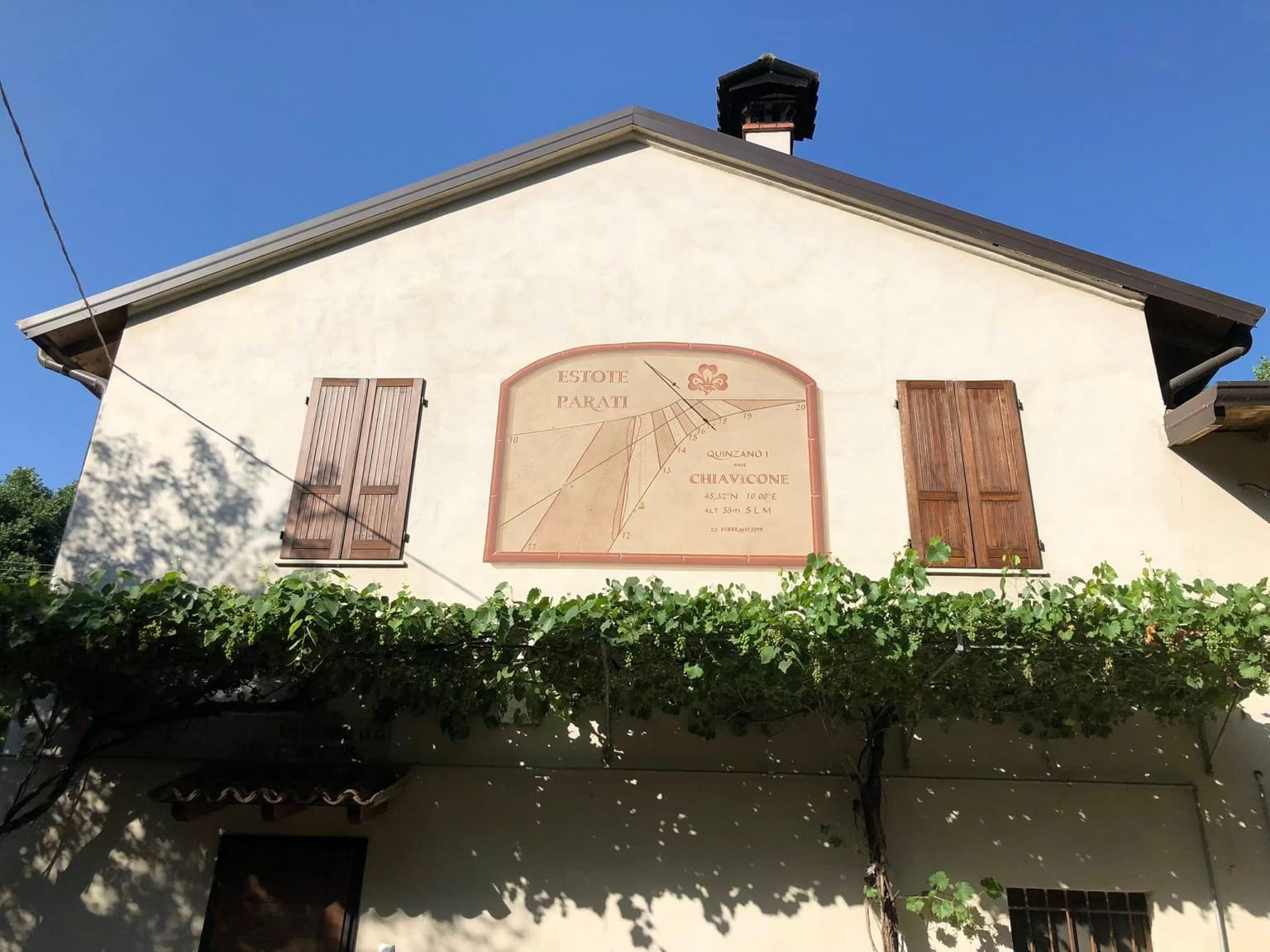 Base Scout del Chiavicone - Meridiana sulla facciata della struttura